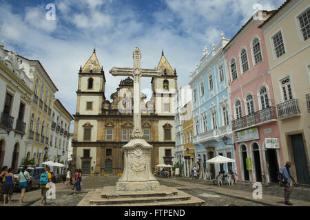 Largo Cruzeiro de Sao Francisco Kirche im Hintergrund - Bau des achtzehnten Jahrhunderts Stockfoto