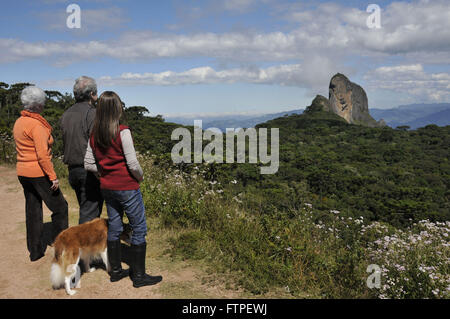 Familie, die die Landschaft der Serra da Mantiqueira und Stein-Bau Stockfoto