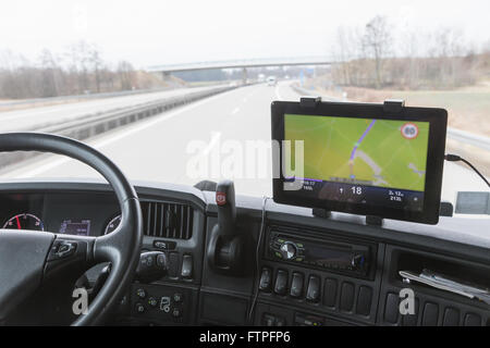 In der Kabine des LKW während der Fahrt. Konzentrierte sich auf das Tablet mit Navigation. Die Karte ist absichtlich etwas unscharf Stockfoto