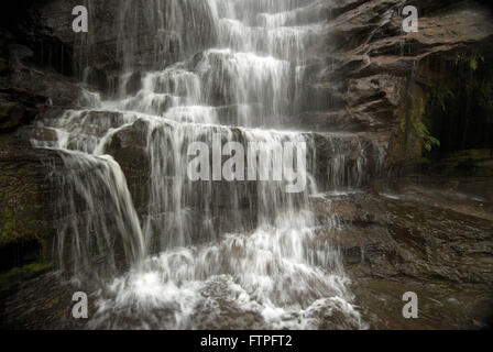 Wasserfall im blauen Poco rund um den Nationalpark Chapada Das Mesas Stockfoto