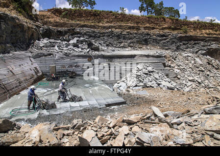 Arbeiter schneiden Fels im Bergbau Graben Schiefer Abfälle und schneiden um die Stockfoto