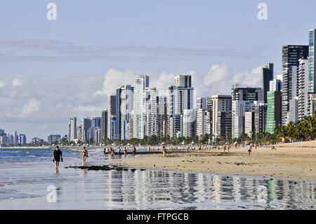 Badegäste am Strand von Boa Viagem mit Gebäuden im Hintergrund Stockfoto