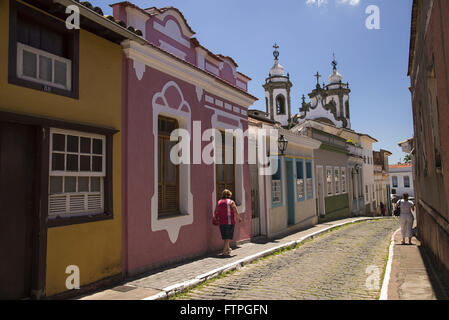 Häusern im Kolonialstil der Straße Resende Costa mit Türmen der Kirche Our Lady of Mount Carmel im Hintergrund Stockfoto