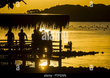 Leute in der Bar während des Sonnenuntergangs am Strand von Ribeirao da Ilha Stockfoto