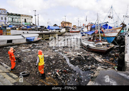 GARIS Reinigung Schmutz auf der Uferpromenade und Boote vertäut im Hafen von Ver-o-Peso Stockfoto