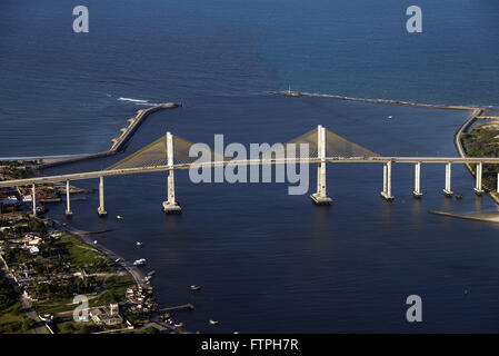 Luftaufnahme der Stadt mit der Newton-Navarro-Brücke über der Mündung des Rio Potengi Stockfoto