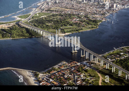 Luftaufnahme der Stadt mit der Newton-Navarro-Brücke über der Mündung des Rio Potengi Stockfoto