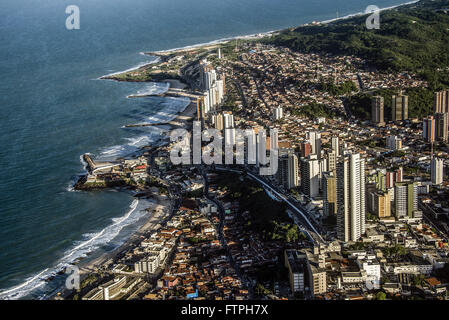 Luftaufnahme der Stadt, Praia Dos Kanten mit der Spitze des linken Fledermaus Stockfoto