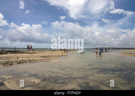 Touristen am Strand von Barra de Sao Miguel - Flöße für Sightseeing im Hintergrund verwendet Stockfoto