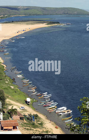 Vista ein Partir Do Morro Cavalete de Embarcacoes Ancoradas Na Margem Rio São Francisco Stockfoto