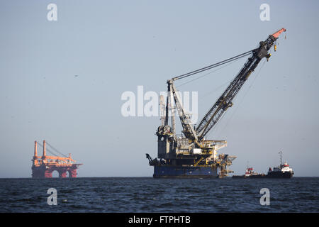 Schiff-Kran und zerren an der Guanabara-Bucht Stockfoto