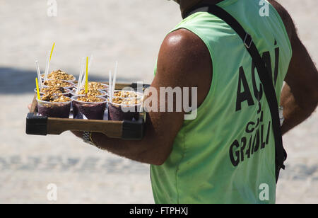 Hawker Acai mit Müsli in Arpoador Stockfoto