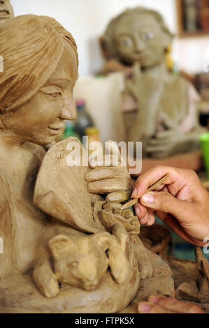 Handwerker geben schlichten Keramik-Skulptur in Jequitinhonha Valley Stockfoto