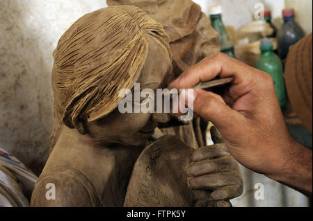 Handwerker geben schlichten Keramik-Skulptur in Jequitinhonha Valley Stockfoto