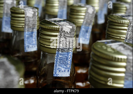 Handfertigung von Cachaca in der Gemeinde von Salinas - Jequitinhonha Valley Stockfoto