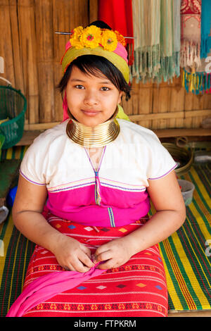 Porträt der jungen Frau am langen Hals Menschen und Hill Tribe von Nord-Thailand die Langhals-Menschen in Palong Dorf Stockfoto