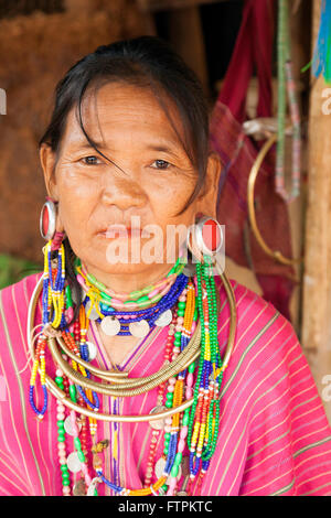 Frau im Palong Kayor Village auf die Longneck Leute und Hill Tribe von Nord-Thailand die Langhals-Menschen in Palong Dorf Stockfoto