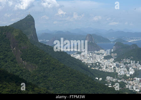 Blick auf Morro Corcovado und Pao de Acucar an den Fonds von Burnt Hill Stockfoto