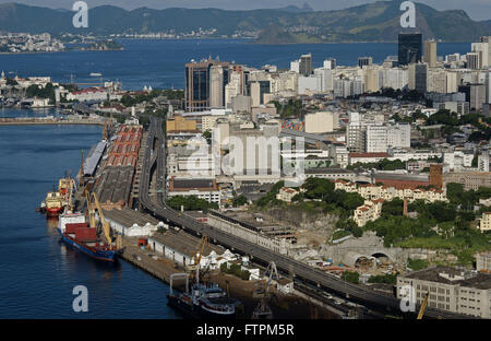 Luftaufnahme des Frachters im Hafen von Rio De Janeiro und Perimeter Avenue Stockfoto