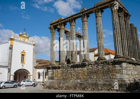 Tempel der Diana - römische Ruine im frühen ersten Jahrhundert - Praca Conde Vila Flor im historischen Zentrum Stockfoto