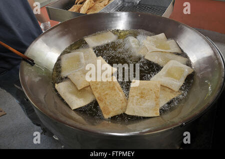 Bhaji gebraten in Straßenmarkt Stockfoto