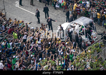 Francis Papst im Papamobil während Welt Jugend Tag 2013 in Rio Copacabana Stockfoto