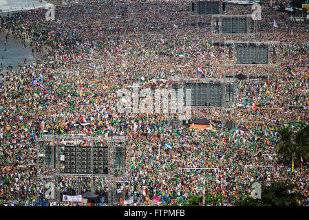 Menge an Masse Einreichung der Welt Jugend Tag 2013 in Rio-Copacabana-Strand Stockfoto