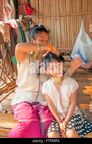 Mutter ist Tochter Haar an die Longneck Leute und Hill Tribe von Nord-Thailand die Langhals-Menschen in Palong Dorf tun. Stockfoto