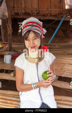 Young Lady posiert auf die Longneck Leute und Hill Tribe von Nord-Thailand die Langhals-Menschen in Palong Dorf Stockfoto