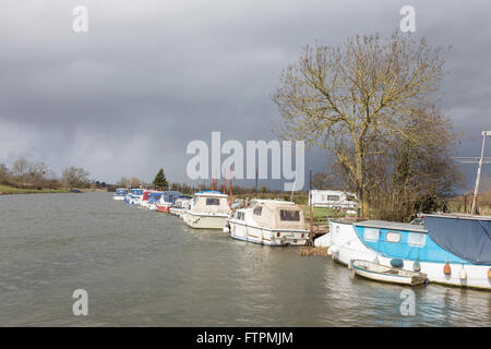 Kreuzer vertäut am Fluss Avon in der Nähe von Eckington, Wychavon, Worcestershire, England, UK Stockfoto