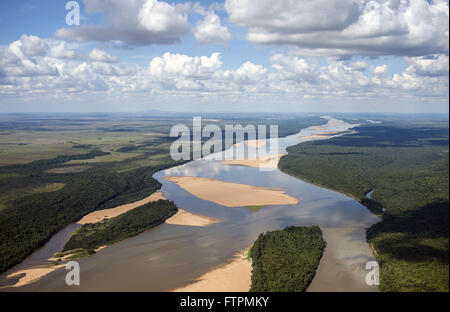 Luftaufnahme des Amazonas-Regenwaldes mit White River in der Region Serra Grande Stockfoto