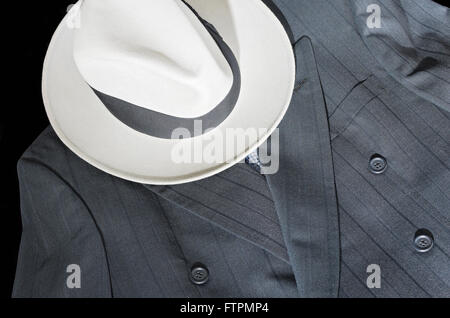 Fedora-Hut und Jackett Zweireiher formale Nadelstreifen grau auf schwarz Stockfoto