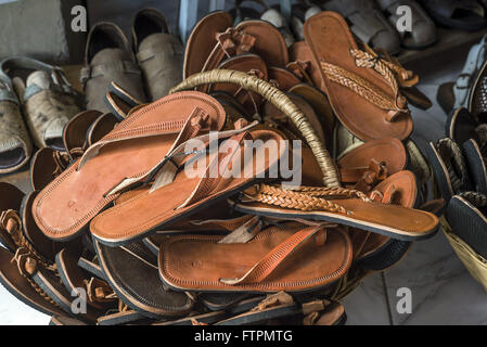 Ledersandalen und Hausschuhe zum Verkauf in Feira de Caruaru Stockfoto