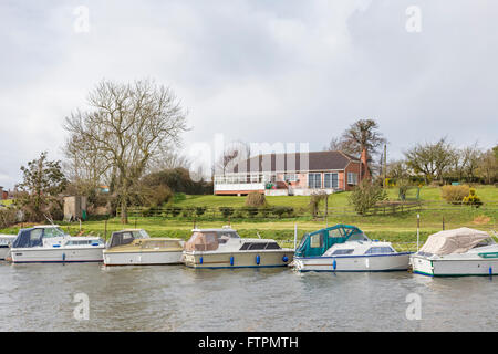 Kreuzer vertäut am Fluss Avon in der Nähe von Eckington, Wychavon, Worcestershire, England, UK Stockfoto