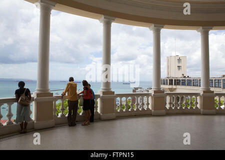 Blick auf die Baia de Todos os Santos und Lacerda Aufzug vom Palacio Rio Branco Stockfoto