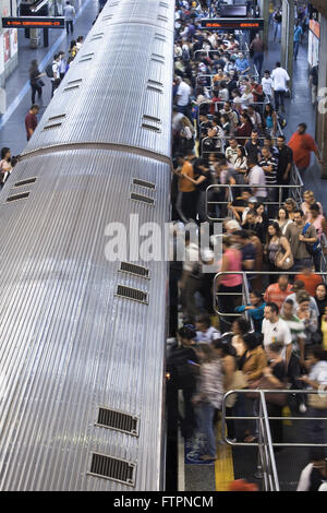 Passagiere an Bord der Palmeiras-Barra Funda Bahnhof Linie 3 - rote metro Stockfoto