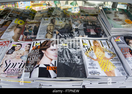 Detail der Mode-Magazinen am Kiosk im Viertel Jardins Stockfoto