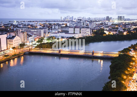 Blick von der Boa Vista-Brücke über den Fluss in der Abenddämmerung Capibaribe Stockfoto