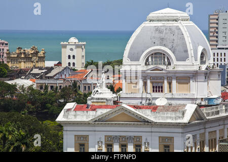 Blick auf die Kuppel des Justizpalastes Pernambuco im Jahr 1930 mit dem Malakoff-Turm im Hintergrund Stockfoto