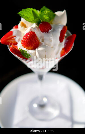 Erdbeer-Dessert mit Schlagsahne und Seufzer Stockfoto