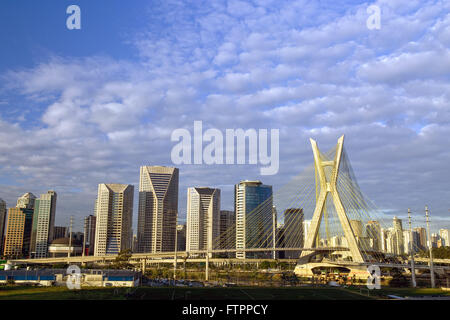 Ponte Estaiada Octavio Frias de Oliveira Sobre o Rio Pinheiros - Bairro Brooklin Stockfoto