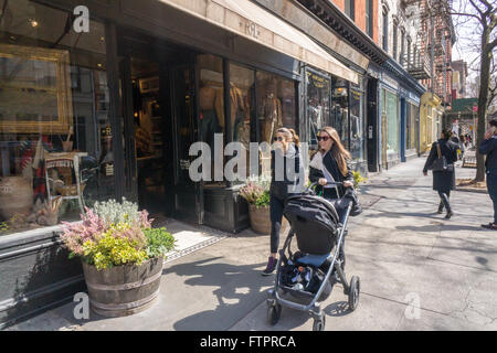 Verkaufsoffener Sonntag, 27. März 2016 auf trendigen Bleecker Street in New York. (© Richard B. Levine) Stockfoto