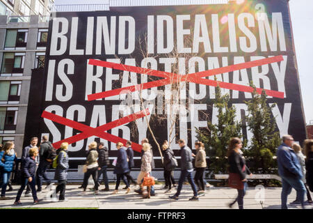 "Untitled (blinden Idealismus ist...) von der Künstlerin Barbara Kruger auf dem Display entlang der High Line Park in New York am Sonntag, 27. März 2016. Die Arbeit ist eine Anpassung an ein Zitat von Philosoph Frantz Fanon die in einer Reihe von Arbeiten der Künstler verwendet wurde. (© Richard B. Levine) Stockfoto