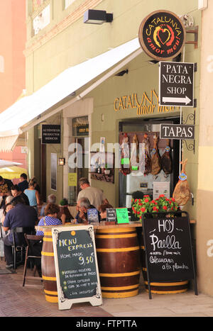 Traditionelle Tapas-Café in der Altstadt in Figueres, in der Nähe von Salvador Dalí Theater-Museum, in Katalonien, Spanien Stockfoto