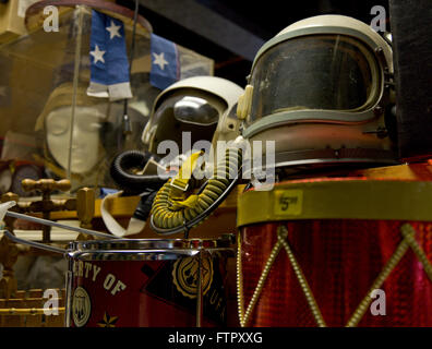 Helme auf dem Display in einem Secondhand-Laden in Chapel Hill, South Carolina, USA Stockfoto