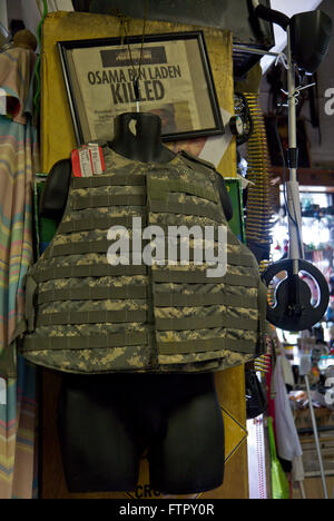 Eine flak Jacket in einem secondhand Shop in Chapeltown, North Carolina, USA Stockfoto