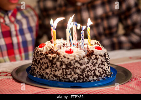 Kuchen Kerzen ausgeblasen wird. Stockfoto