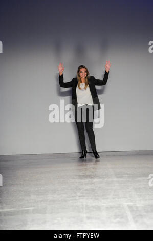 Mailand, Italien - SEPTEMBER 23: Designer Stefania Bandiera erkennt den Applaus des Publikums nach Les Copains als show Stockfoto