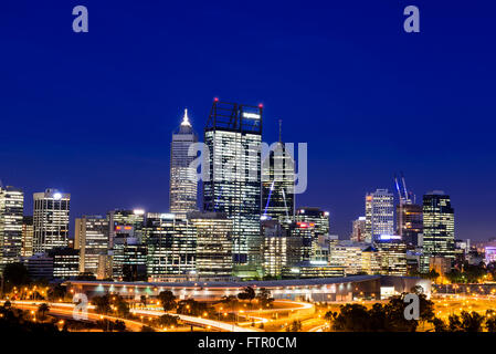 Perth City Skyline bei Nacht. Stockfoto