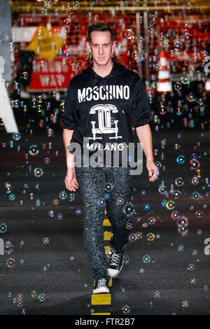 Mailand, Italien - 24 SEPTEMBER: Designer Jeremy Scott geht die Start-und Landebahn während der Moschino-Show als Teil der Mailand Fashion Week Frühjahr/Sommer 2016 am 24. September 2015 in Mailand, Italien. Stockfoto